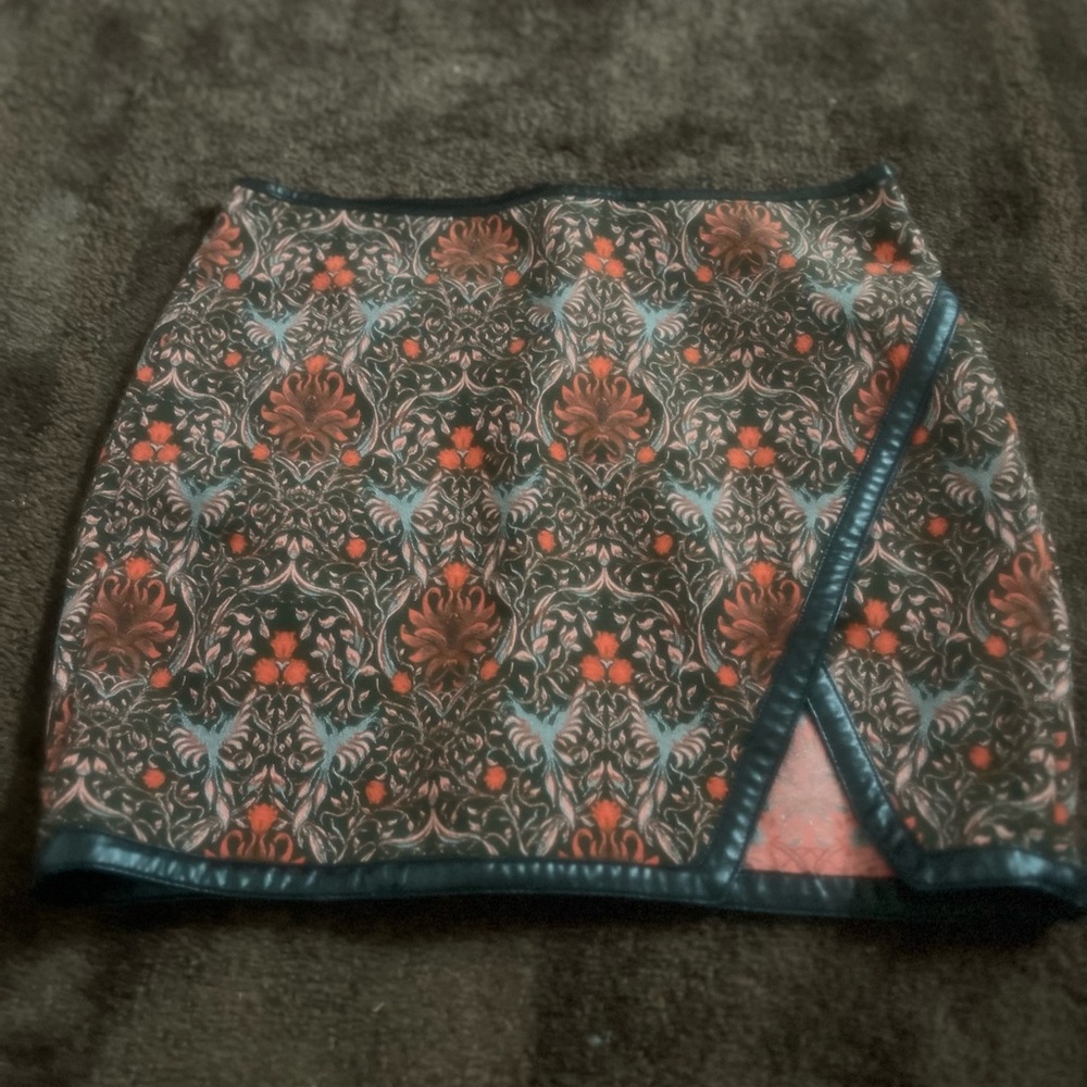 H&M Elegant Black and Red Floral Mini Skirt